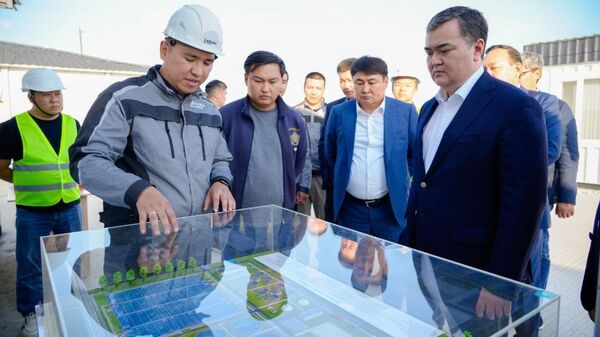 Аким Астаны Женис Касымбек осматривает площадку и макет будущей КНС  - Sputnik Казахстан