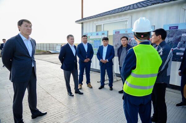 Аким Астаны Женис Касымбек осматривает площадку и макеты будущих КНС  - Sputnik Казахстан