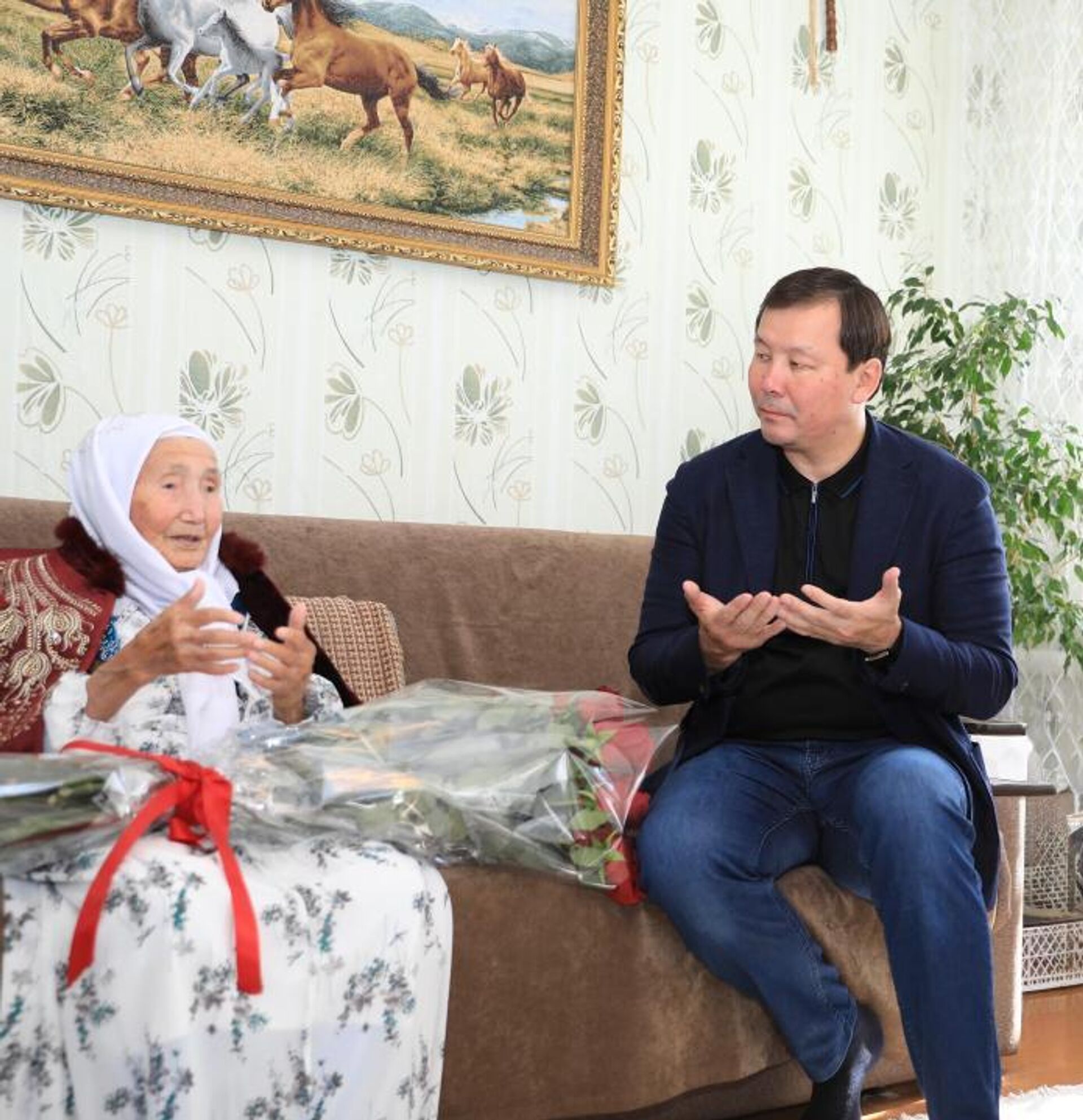 Аким Актюбинской области Асхат Шахаров поздравил 110-летнюю Жакибай Бисенгалиеву с юбилеем - Sputnik Казахстан, 1920, 25.08.2025