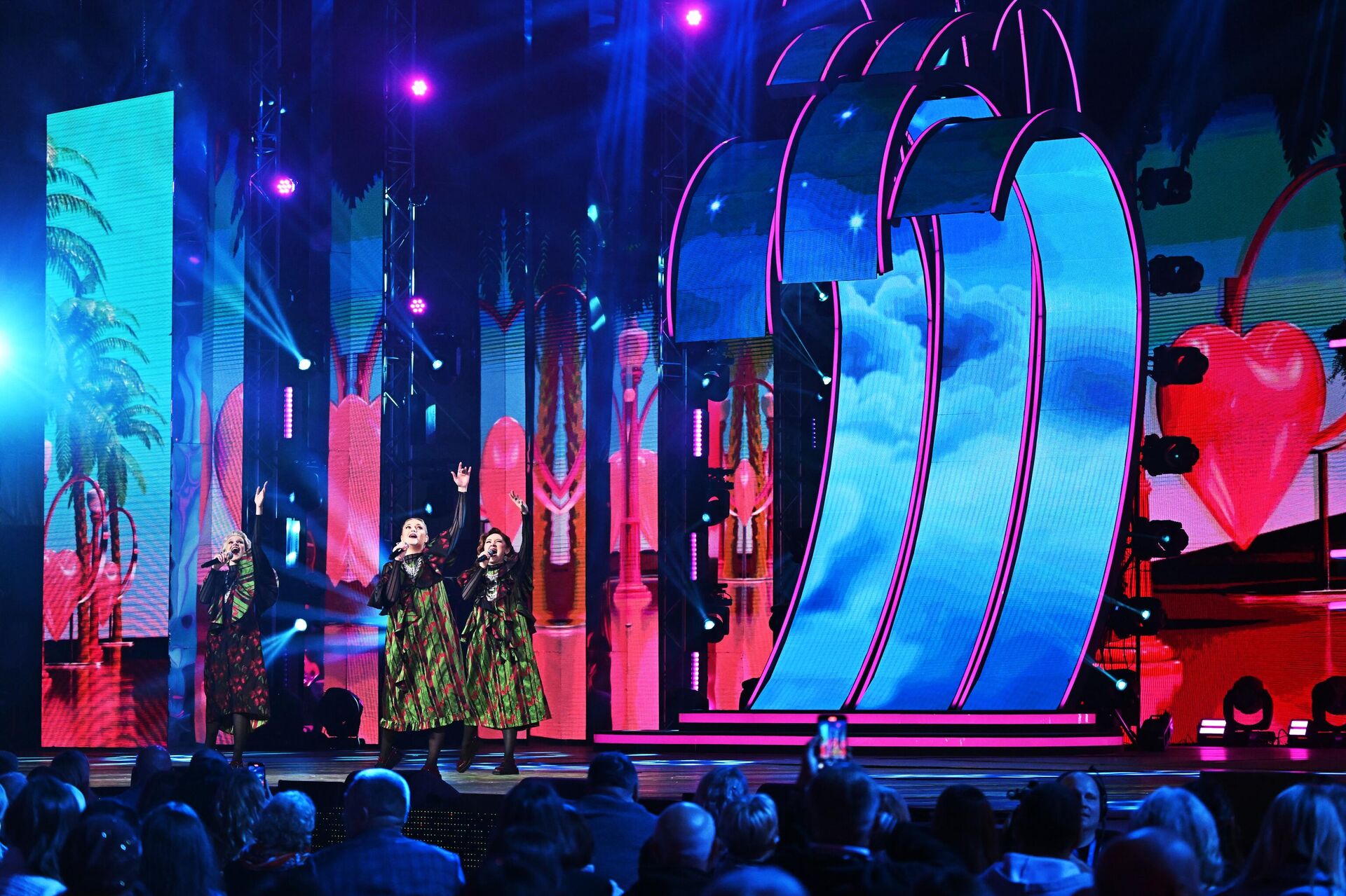 Участницы группы Оберег из России на конкурсе молодых исполнителей Новая волна 2025 в Казани - Sputnik Казахстан, 1920, 25.08.2025