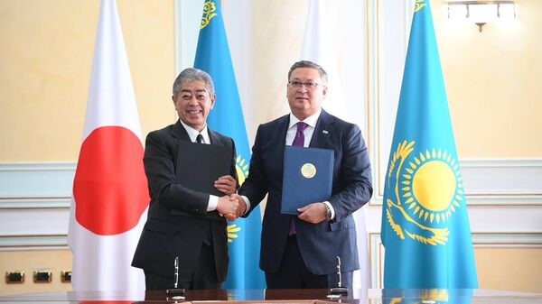 Главы МИД Японии и Казахстана Такеши Ивая и Мурат Нуртлеу подписали документы - Sputnik Казахстан