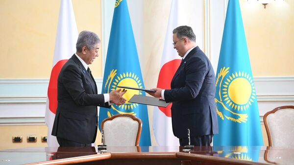 Главы МИД Японии и Казахстана Такеши Ивая и Мурат Нуртлеу подписали документы - Sputnik Қазақстан