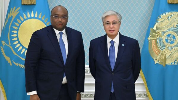 Спецпосланник президента Конго Патрик Мпойи Луабея и президент Казахстана Касым-Жомарт Токаев  - Sputnik Казахстан