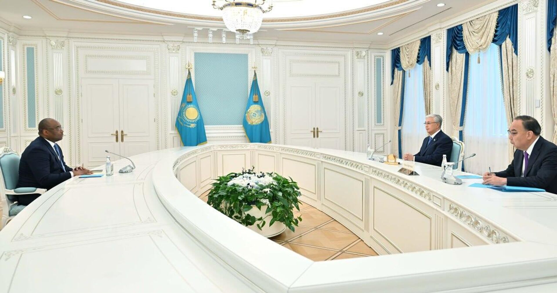 Касым-Жомарт Токаев принял спецпосланника президента Конго Патрика Мпойи Луабея - Sputnik Казахстан, 1920, 25.08.2025