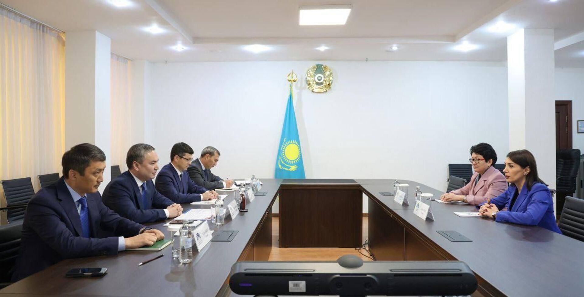 Министр промышленности и строительства Ерсайын Нагаспаев провёл встречу с Членом Коллегии (Министром) по промышленности и агропромышленному комплексу Евразийской экономической комиссии Гоар Барсегян - Sputnik Казахстан, 1920, 25.08.2025