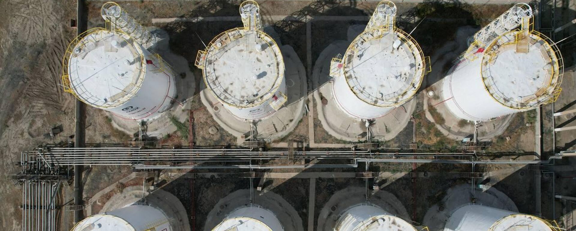 Нефтяные резервуары на Атырауском НПЗ Нефтяные резервуары на Атырауском НПЗ - Sputnik Казахстан, 1920, 26.08.2025