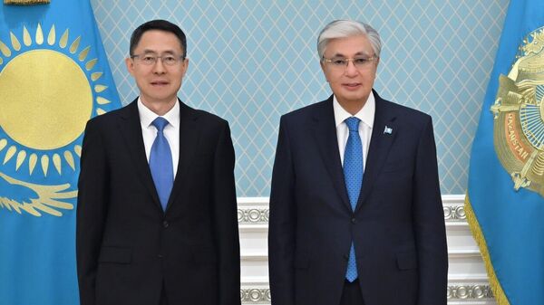 Посол КНР в Казахстане Хань Чуньлинь и Касым-Жомарт Токаев  - Sputnik Казахстан