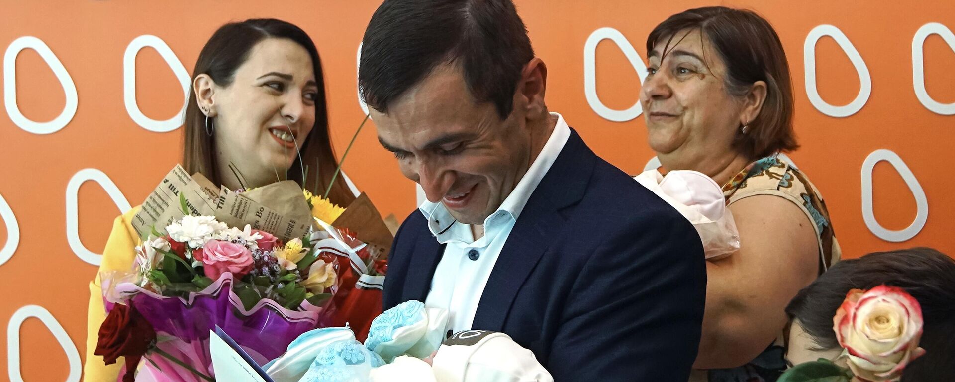 Выписка новорожденных из роддома, архивное фото - Sputnik Казахстан, 1920, 27.08.2025