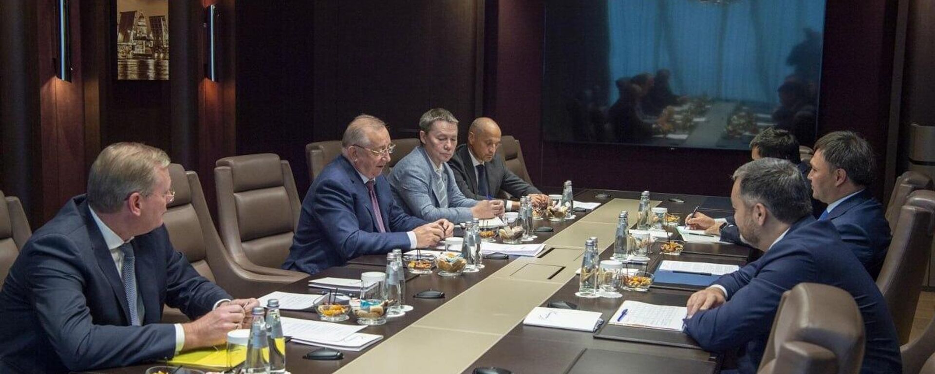 Мәскеуде ҚазМұнайГаз ҰК АҚ басқарма төрағасы Асхат Хасенов Транснефть ЖАҚ президенті Николай Токаревпен кездесті - Sputnik Қазақстан, 1920, 27.08.2025