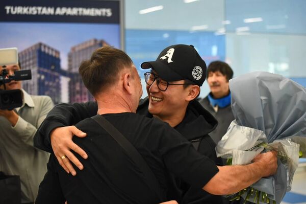 Алматы жұрты &quot;Новая волна&quot; жеңімпаздары Alex Lim мен Ерназарды қарсы алды - Sputnik Қазақстан