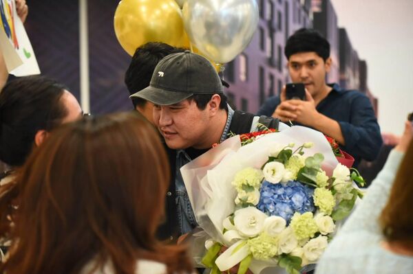 Алматы жұрты &quot;Новая волна&quot; жеңімпаздары Alex Lim мен Ерназарды қарсы алды - Sputnik Қазақстан