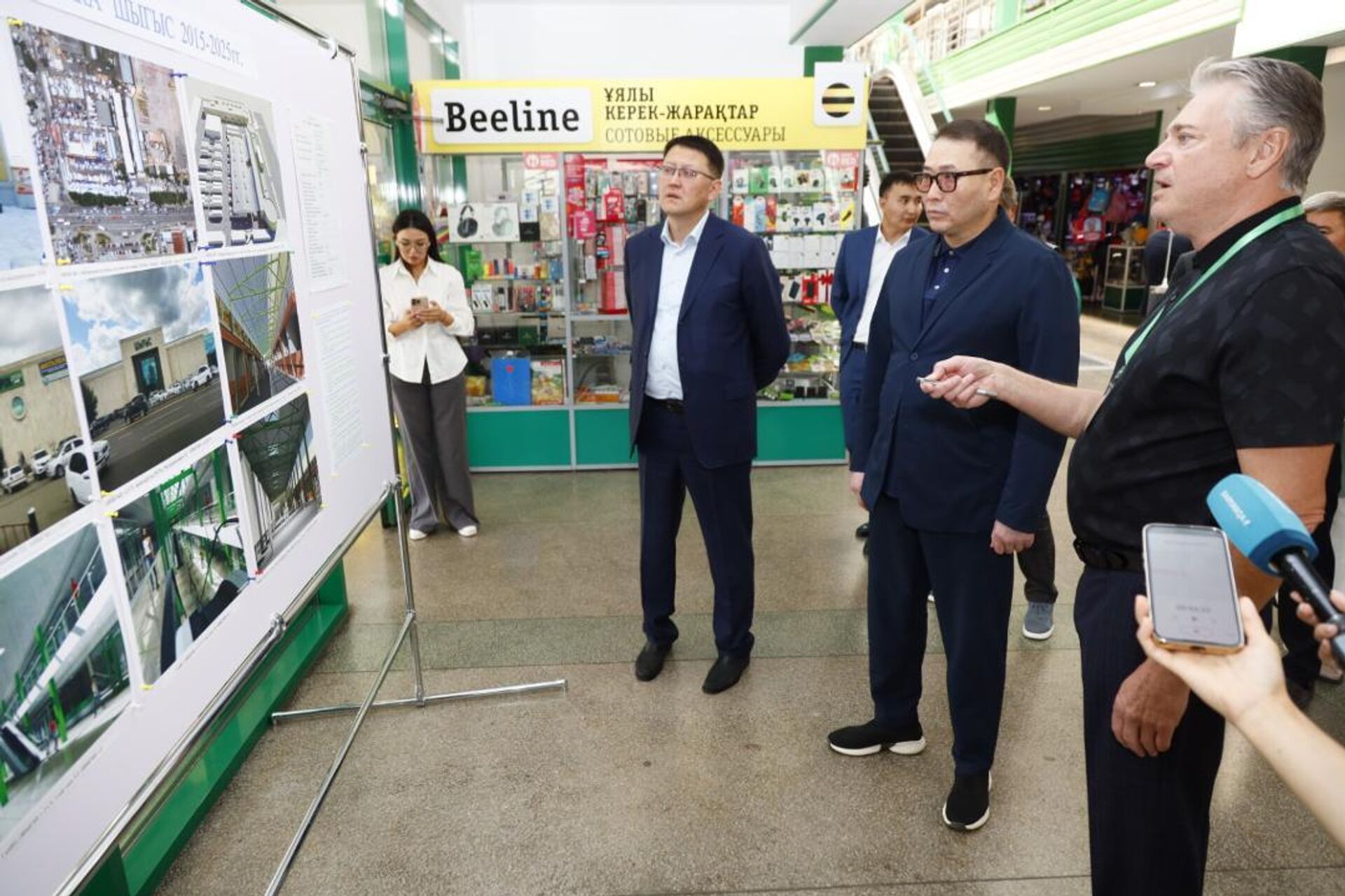 Сауда және интеграция министрі Арман Шаққалиев жұмыс сапарымен Қарағанды облысына барып, сауда нысандарының жағдайымен танысты - Sputnik Қазақстан, 1920, 28.08.2025