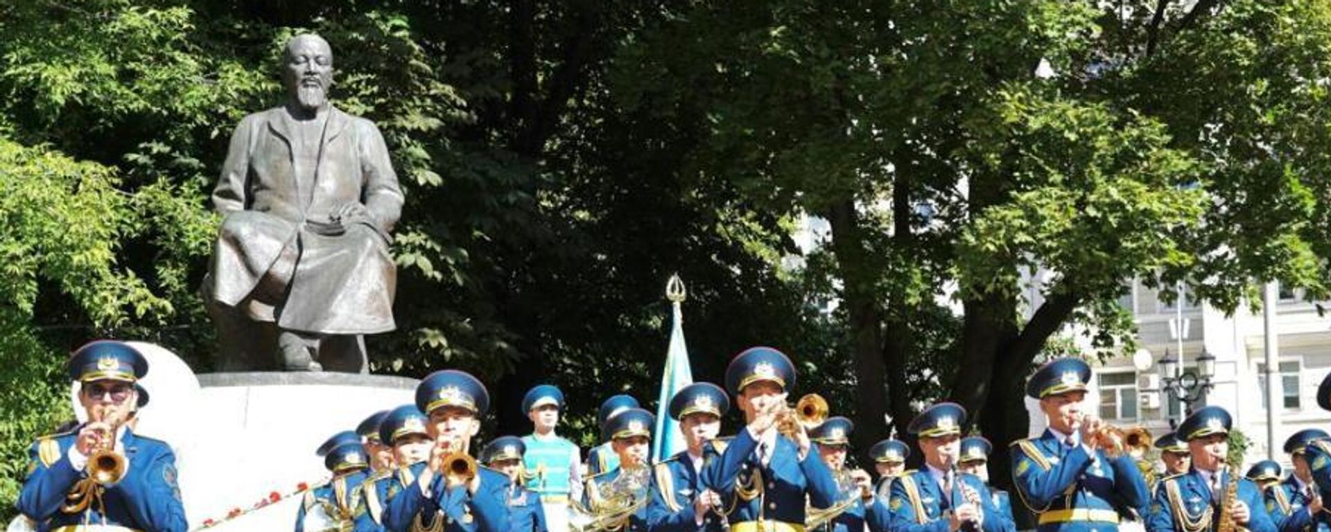 У памятника Абаю в Москве выступил оркестр Вооруженных Сил Казахстана - Sputnik Казахстан, 1920, 29.08.2025