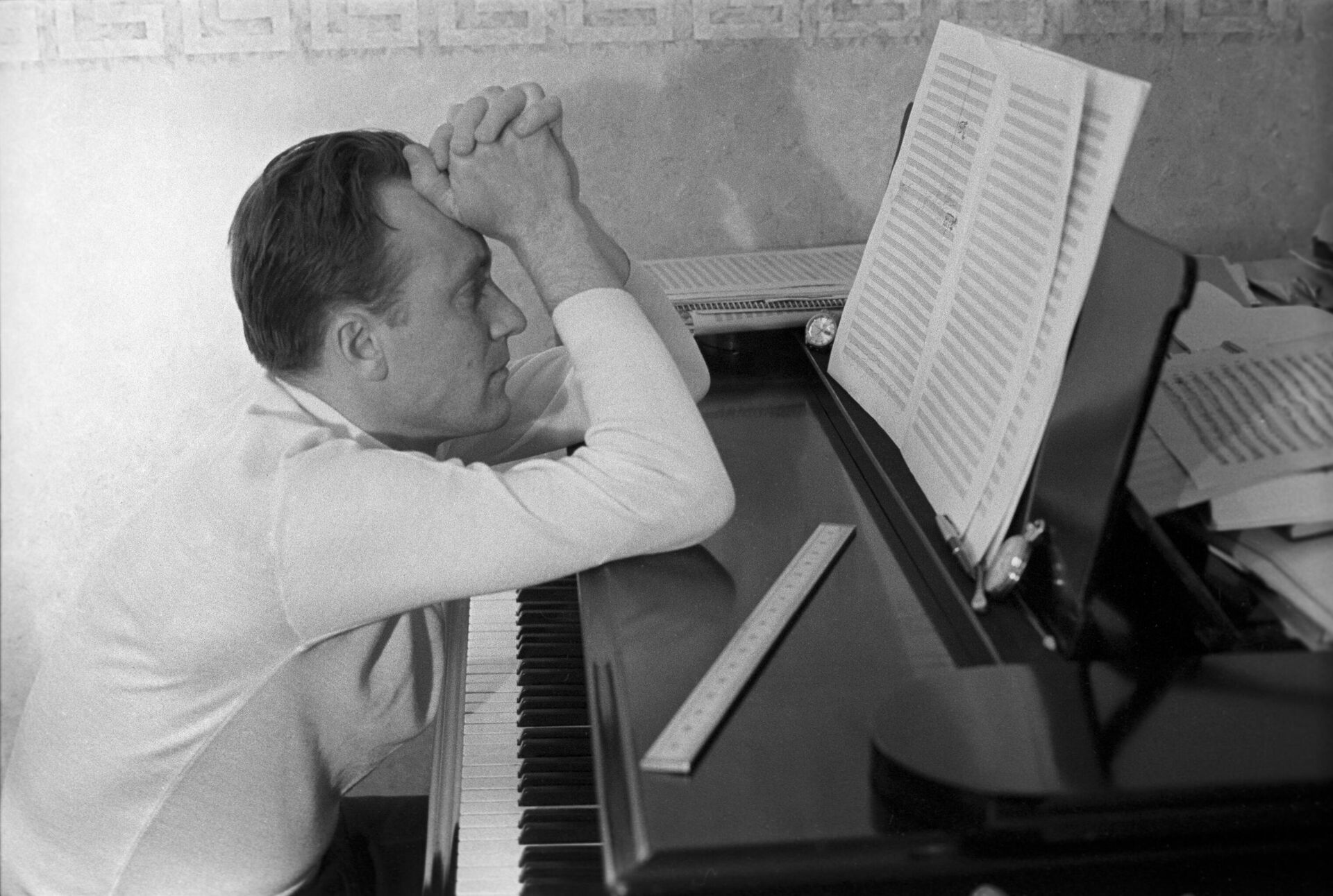 Композитор Родион Щедрин за работой, архивное фото - Sputnik Казахстан, 1920, 29.08.2025