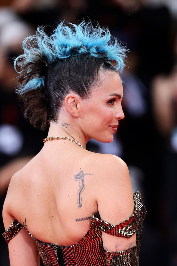 Итальянская певица Роуз Виллен на красной дорожке фильма "Ла Грация" во время 82-го Венецианского международного кинофестиваля. - Sputnik Казахстан