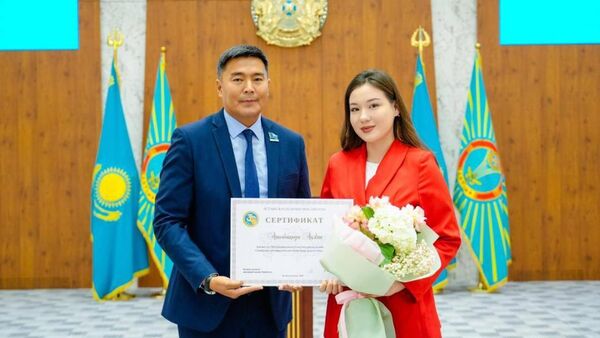 Астана депутаттары жастарға білім гранттарын табыстады - Sputnik Қазақстан