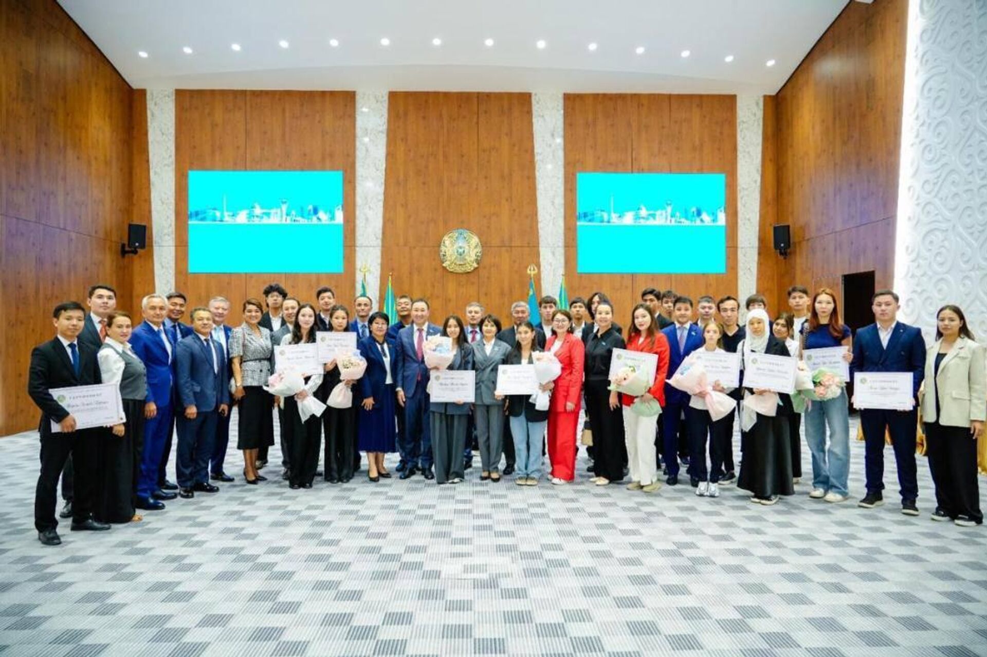 Астана қаласының депутаттары жастарға білм гранттарын табыстады - Sputnik Қазақстан, 1920, 29.08.2025