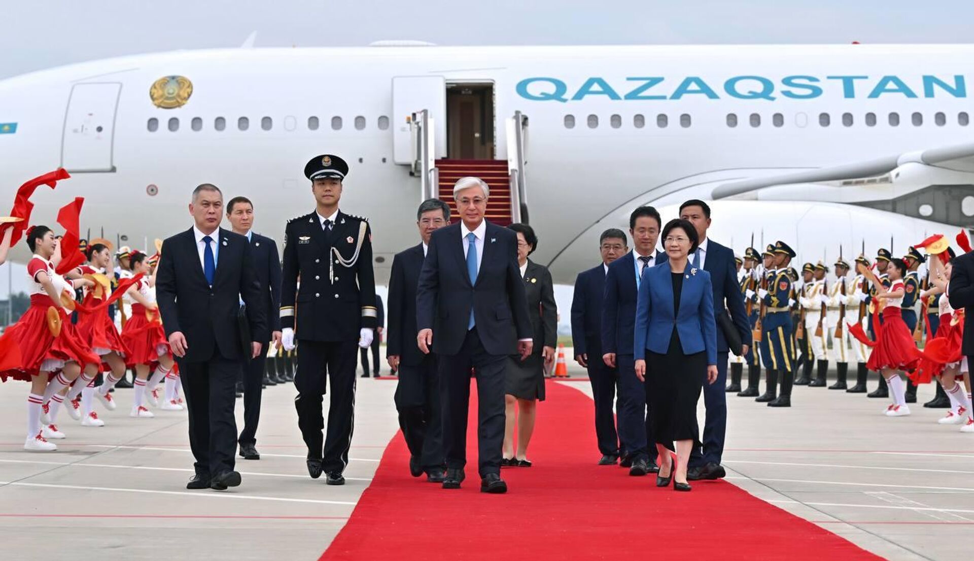 Президент Қасым-Жомарт Тоқаев Шанхай ынтымақтастық ұйымының саммитіне қатысу үшін Тяньцзинь қаласына барды - Sputnik Казахстан, 1920, 30.08.2025