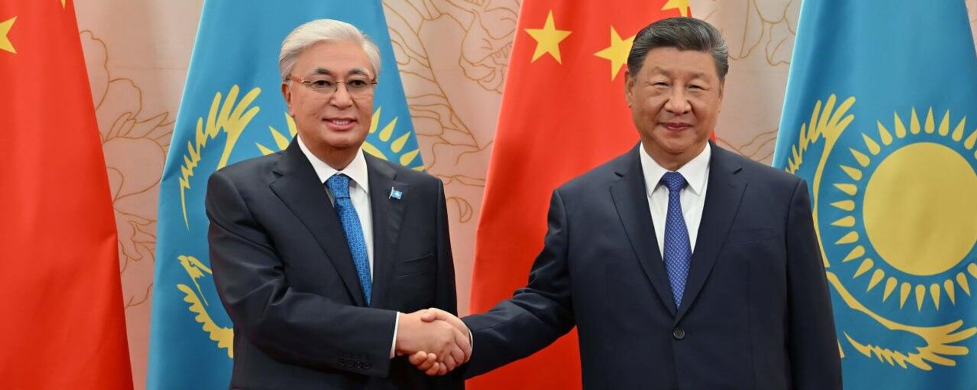 Касым-Жомарт Токаев и Си Цзиньпин в Тяньцзине - Sputnik Казахстан, 1920, 30.08.2025