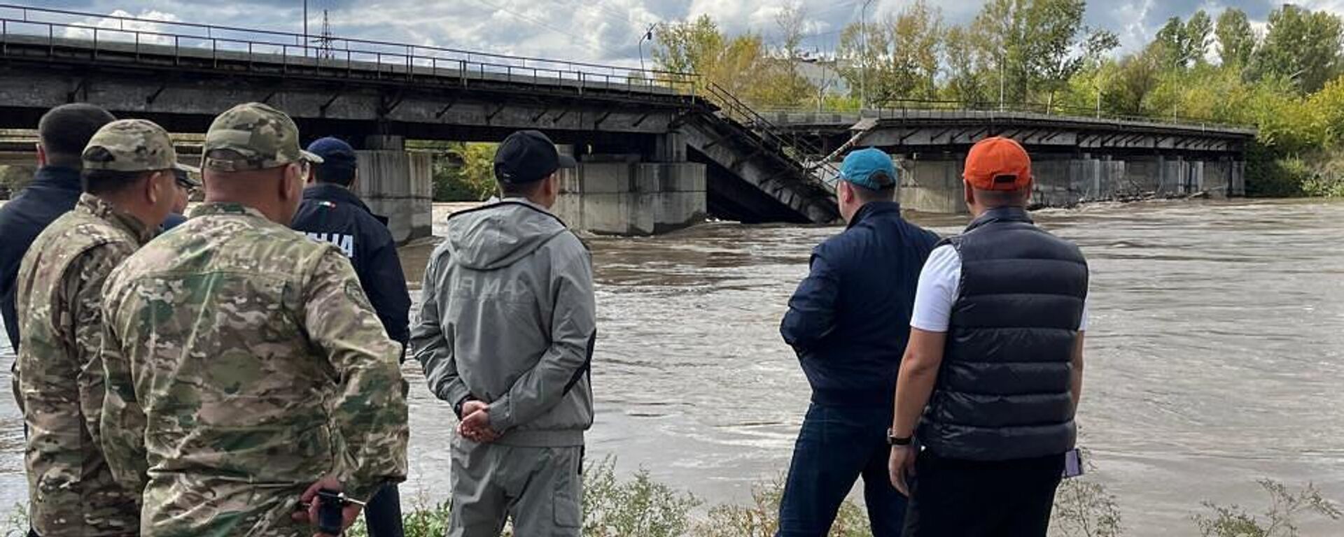 Представители акимата Усть-Каменогорска на месте обрушения моста Представители акимата Усть-Каменогорска на месте обрушения моста - Sputnik Казахстан, 1920, 01.09.2025
