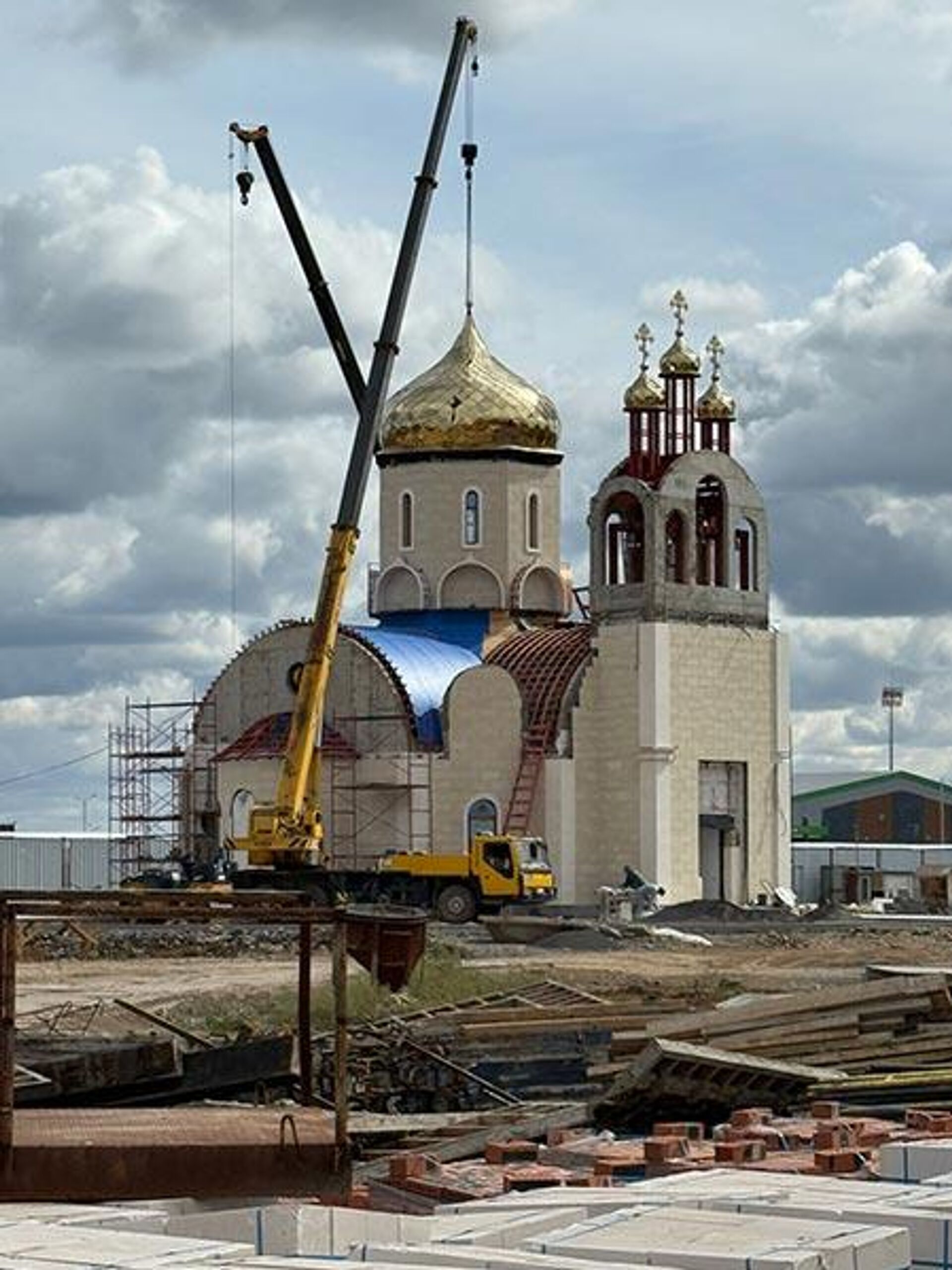 На строящийся храм в Астане установлены центральный купол и крест - Sputnik Казахстан, 1920, 02.09.2025