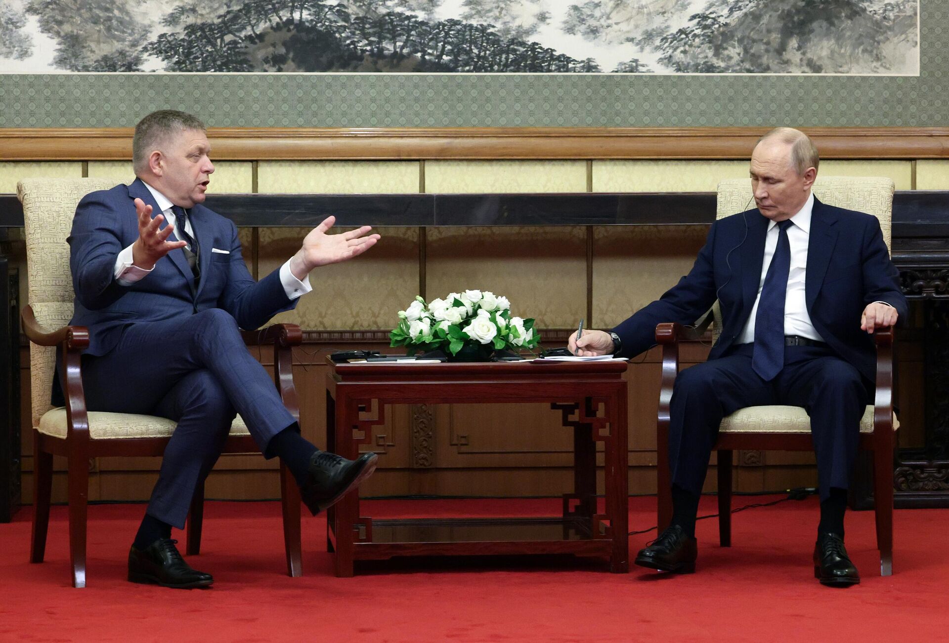 Президент РФ Владимир Путин и председатель правительства Словакии Роберт Фицо во время встречи в Пекине Президент РФ Владимир Путин и председатель правительства Словакии Роберт Фицо во время встречи в Пекине - Sputnik Казахстан, 1920, 02.09.2025