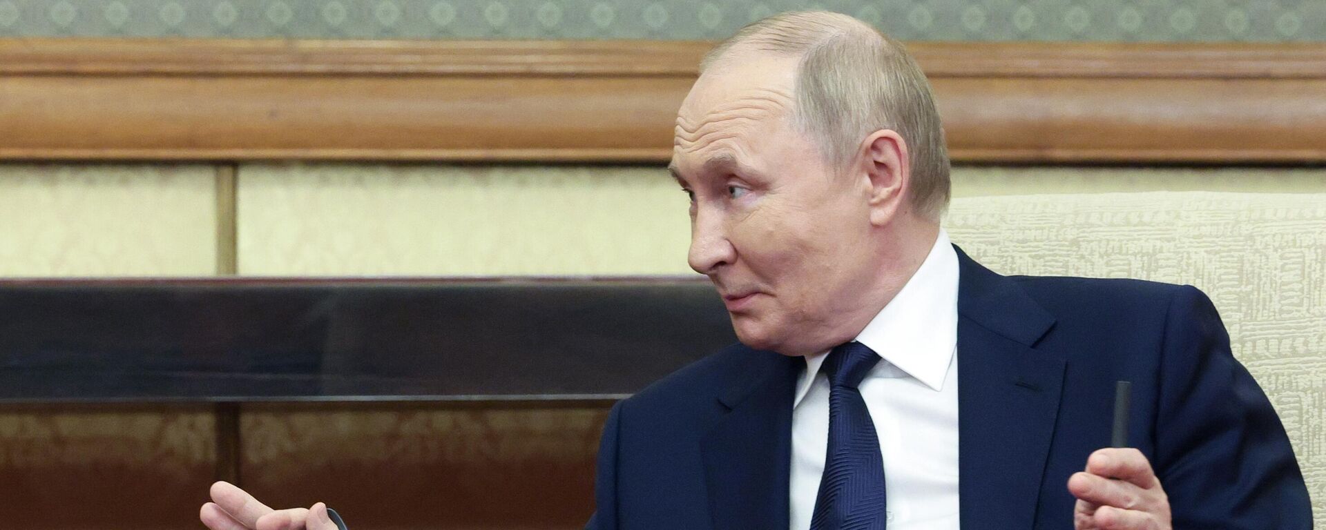 Президент РФ Владимир Путин во время встречи с председателем правительства Словакии Робертом Фицо в Пекине - Sputnik Қазақстан, 1920, 03.09.2025