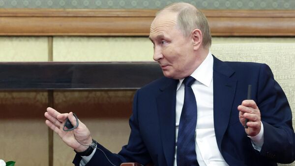 Президент РФ Владимир Путин во время встречи с председателем правительства Словакии Робертом Фицо в Пекине - Sputnik Қазақстан