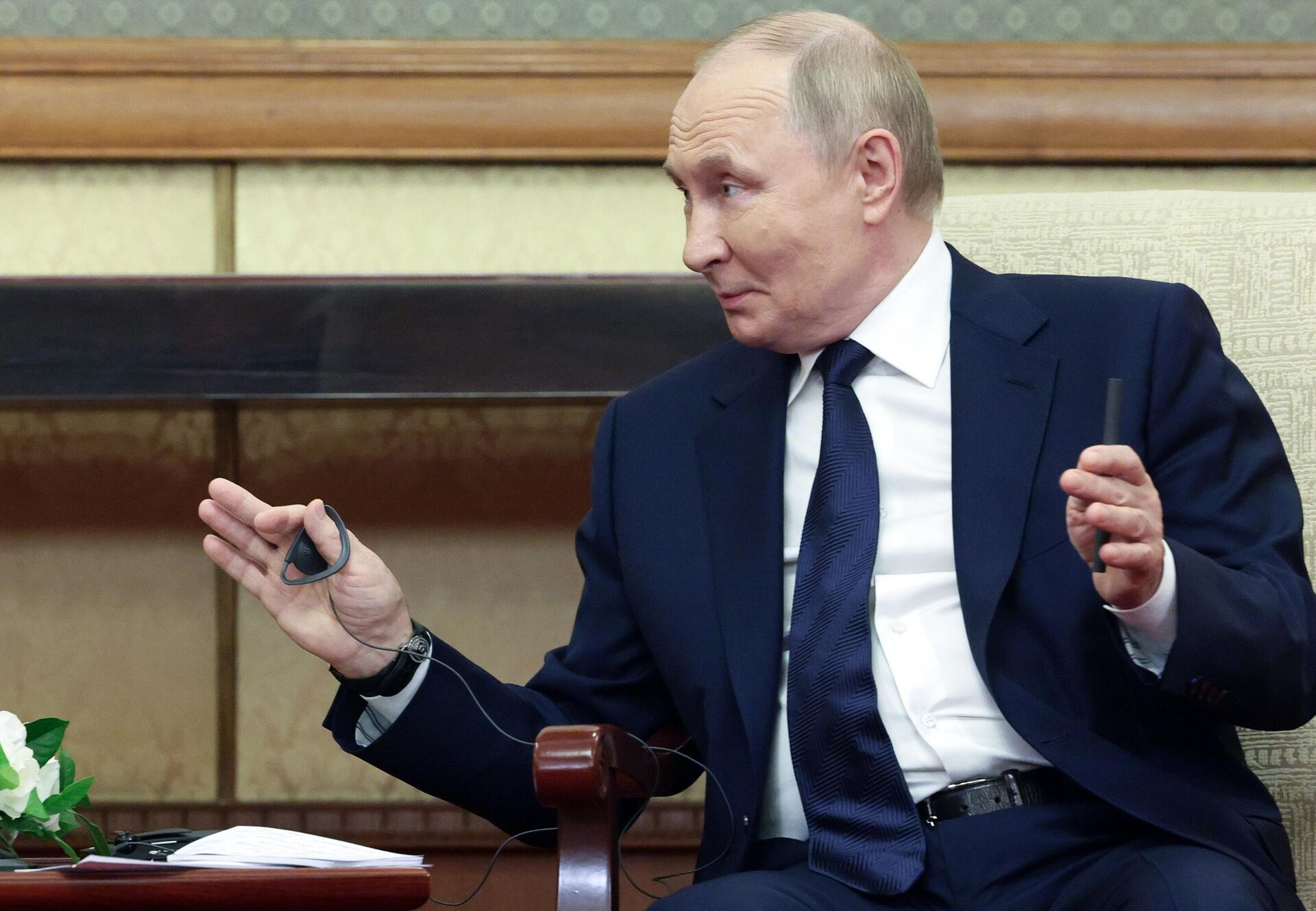 Президент РФ Владимир Путин во время встречи с председателем правительства Словакии Робертом Фицо в Пекине Президент РФ Владимир Путин во время встречи с председателем правительства Словакии Робертом Фицо в Пекине - Sputnik Казахстан, 1920, 02.09.2025