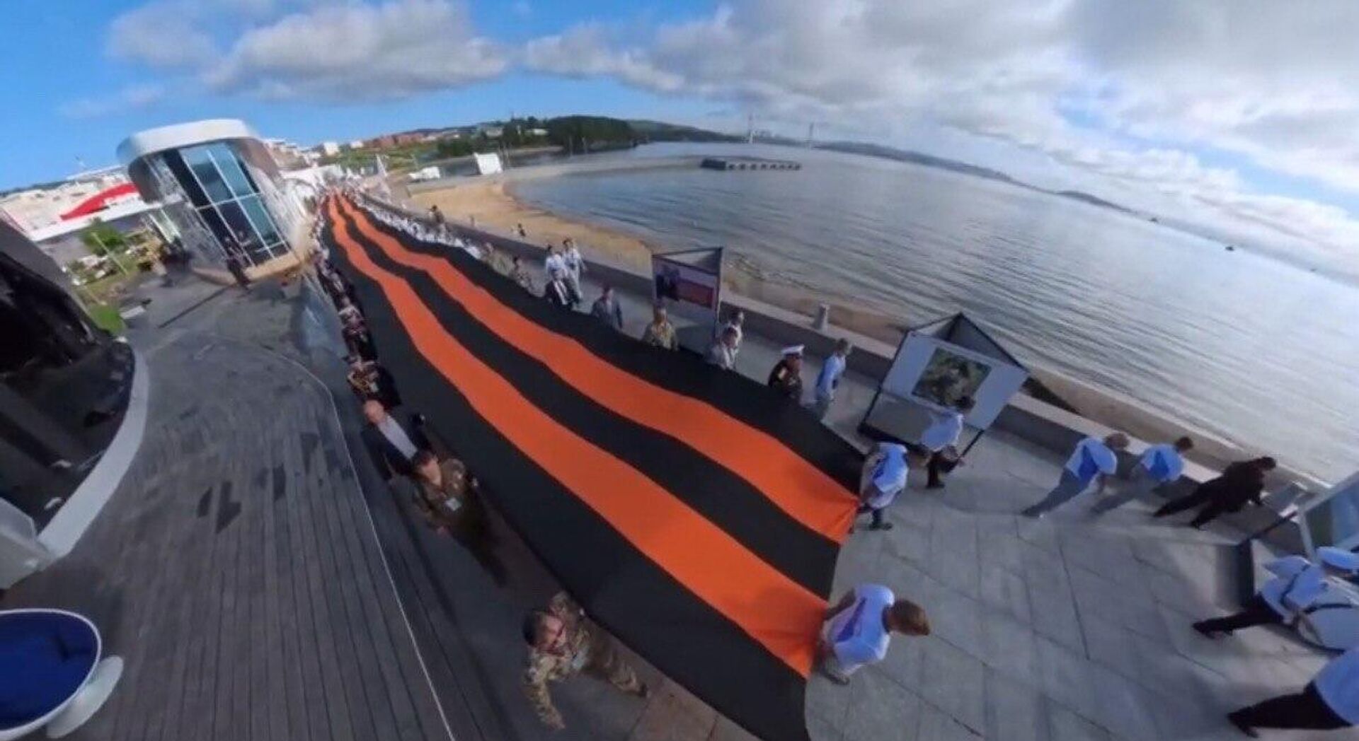 Георгиевскую ленту пронесли по улицам Владивостока  - Sputnik Казахстан, 1920, 03.09.2025