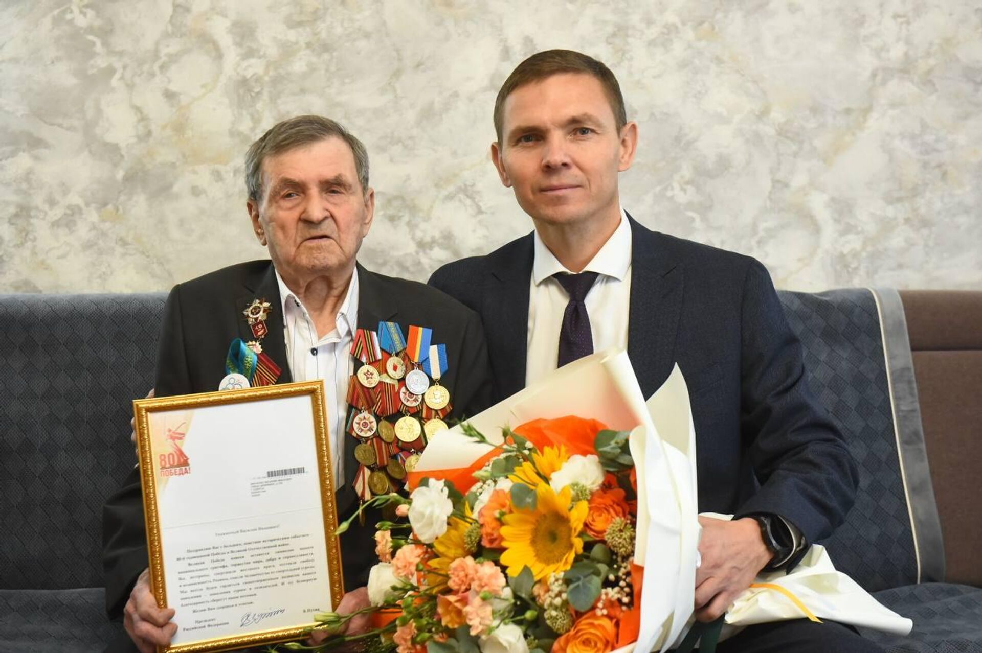 Поздравление Путина с 80-летием Победы передал ветерану ВОВ Василию Зинченко консул Генконсульства РФ в Алматы Дмитрий Саберуллин Поздравление Путина с 80-летием Победы передал ветерану ВОВ Василию Зинченко консул Генконсульства РФ в Алматы Дмитрий Саберуллин - Sputnik Казахстан, 1920, 28.03.2026