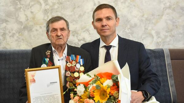 Ветеран ВОВ Василий Зинченко и консул Генконсульства РФ в Алматы Дмитрий Саберуллин - Sputnik Казахстан