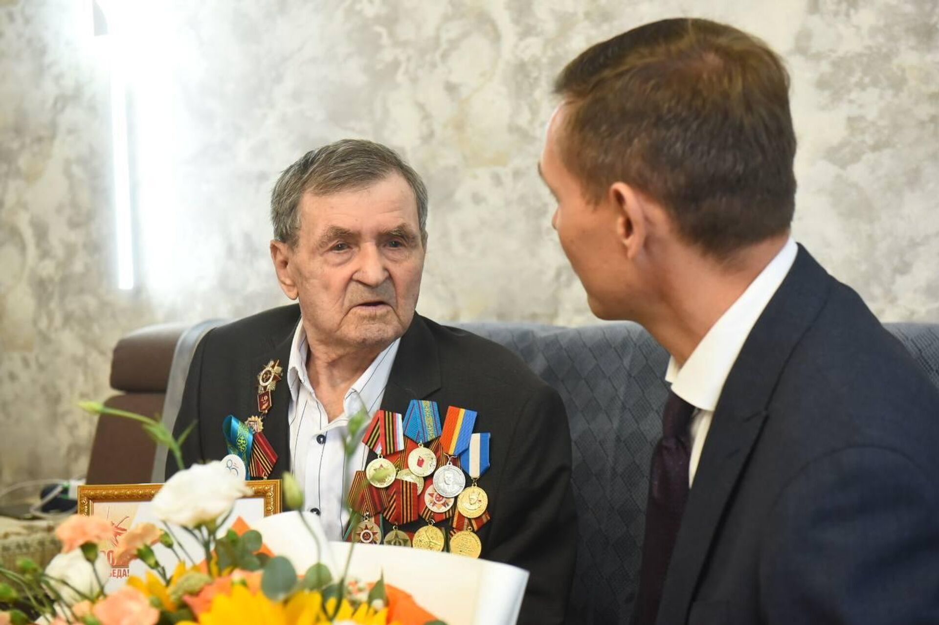 Поздравление Путина с 80-летием Победы передал ветерану ВОВ Василию Зинченко консул Генконсульства РФ в Алматы Дмитрий Саберуллин - Sputnik Казахстан, 1920, 04.09.2025