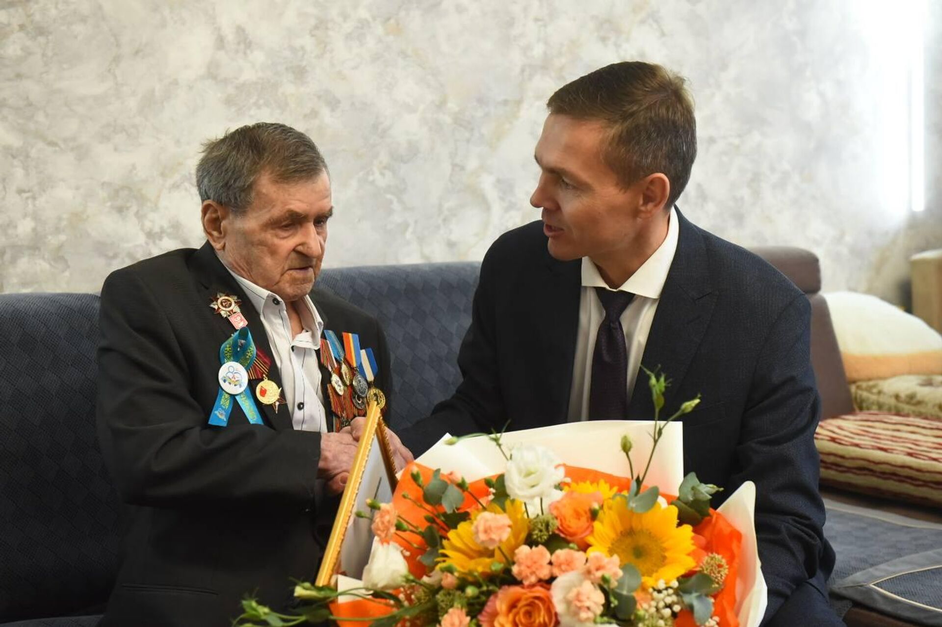 Поздравление Путина с 80-летием Победы передал ветерану ВОВ Василию Зинченко консул Генконсульства РФ в Алматы Дмитрий Саберуллин - Sputnik Казахстан, 1920, 04.09.2025