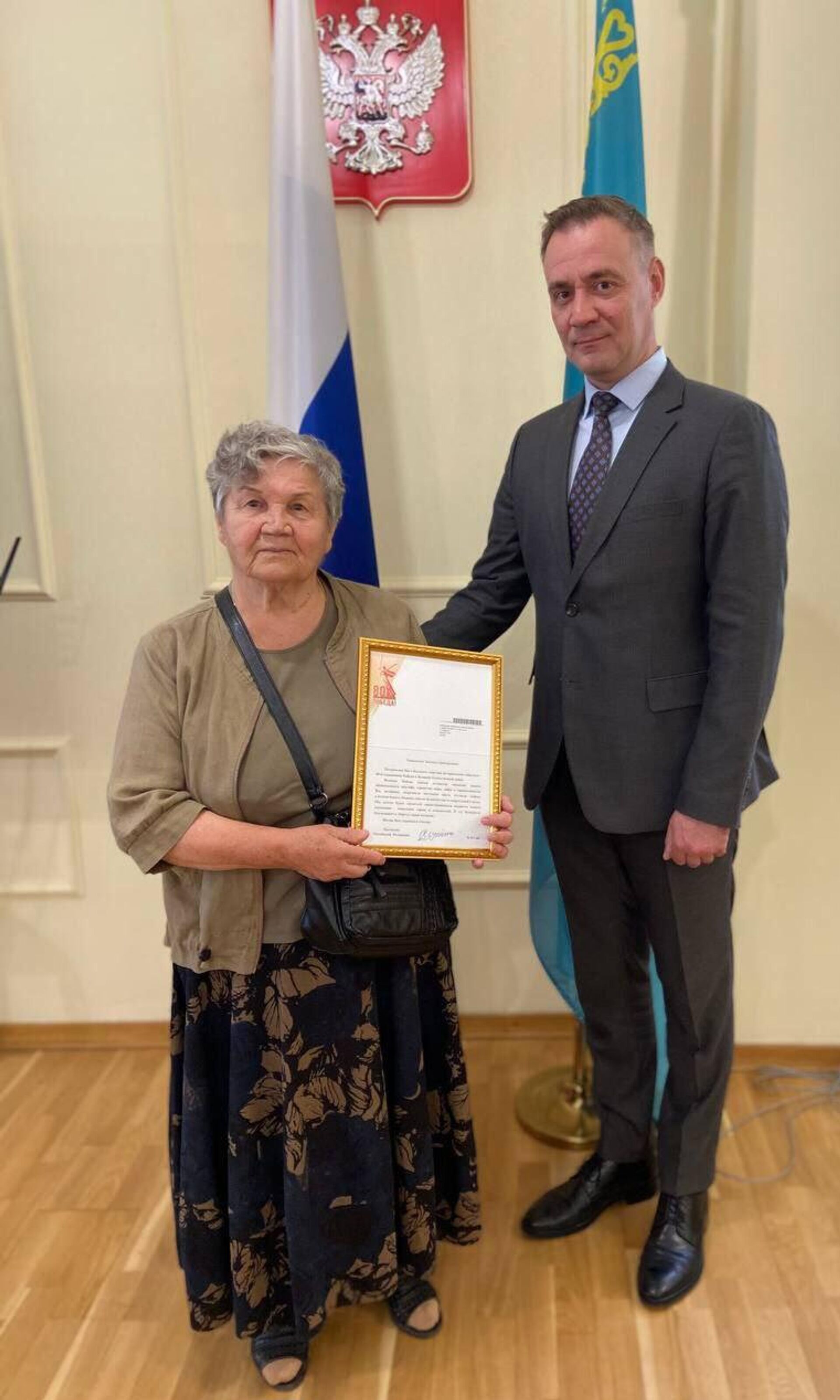 Генконсульство РФ в Алматы поздравило Зинаиду Кравцову с 80-летием Победы - Sputnik Казахстан, 1920, 04.09.2025