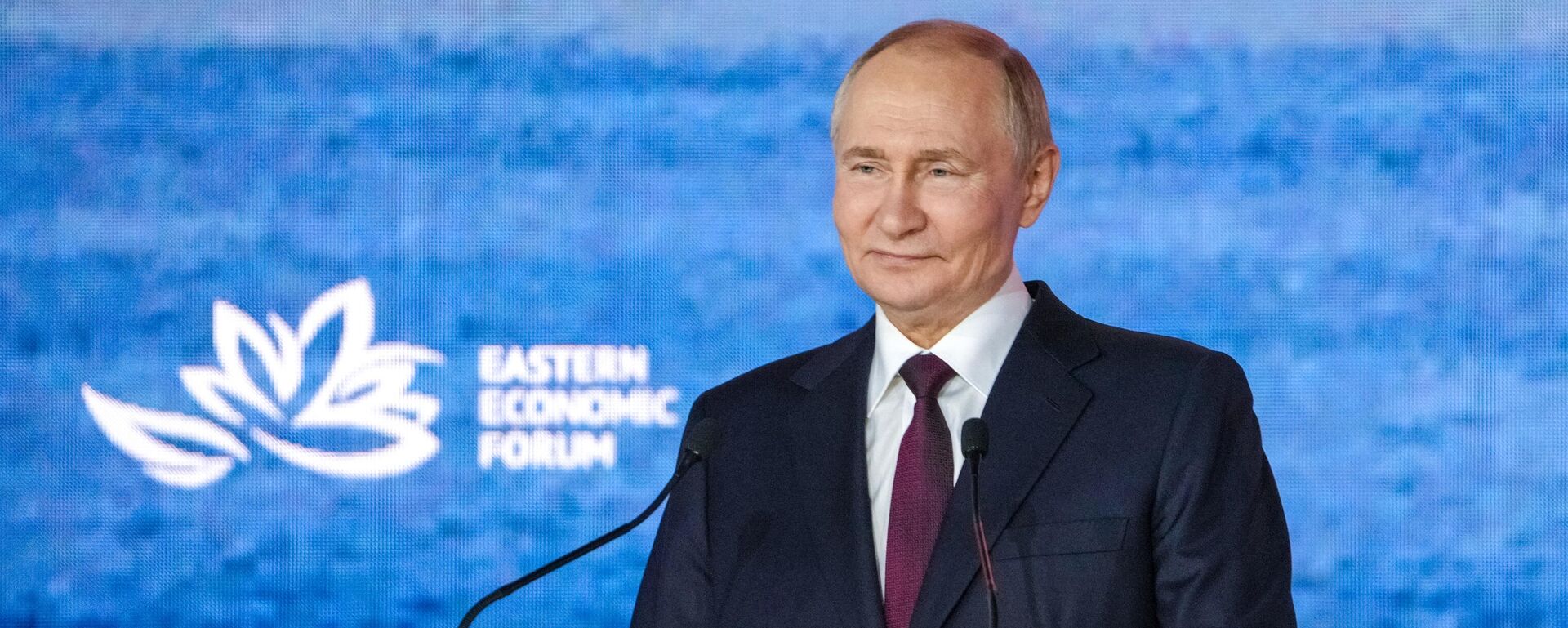 Президент РФ Владимир Путин на пленарной сессии Восточного экономического форума Президент РФ Владимир Путин на пленарной сессии Восточного экономического форума - Sputnik Казахстан, 1920, 05.09.2025