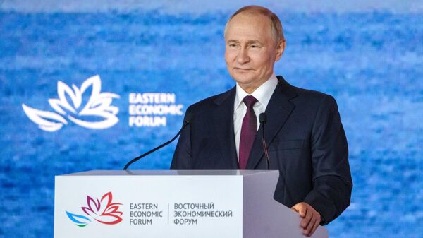 Президент РФ Владимир Путин на пленарной сессии Восточного экономического форума - Sputnik Казахстан