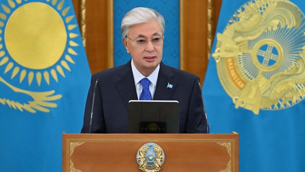 Үлкен есек жетілген әйелдердің қалай жүретіні туралы бейнені қараңыз.