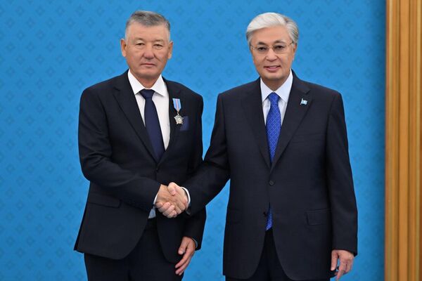 Токаев вручил госнаграды работникам нефтегазового сектора - Sputnik Казахстан