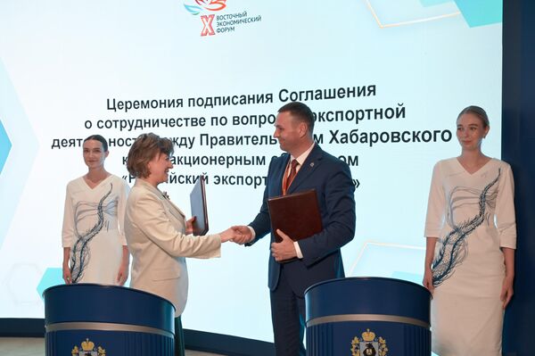 Гендиректор АО Российский экспортный центр Вероника Никишина и губернатор Хабаровского края Дмитрий Демешин на церемонии подписания документов - Sputnik Казахстан