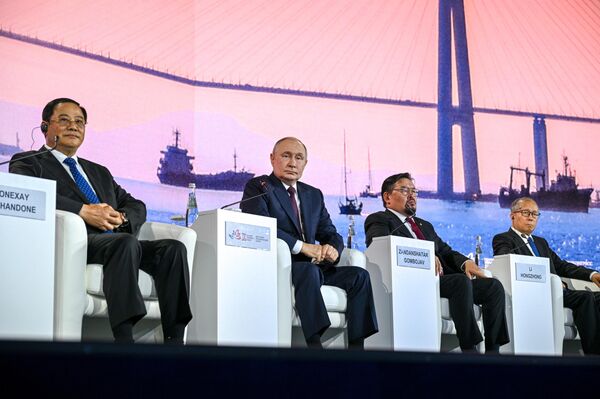 Президент РФ Владимир Путин на пленарном заседании ВЭФ-2025 - Sputnik Казахстан