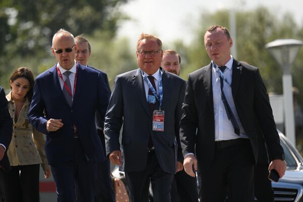 
Советник президента РФ Антон Кобяков и президент банка ВТБ Андрей Костин на ВЭФ - Sputnik Казахстан