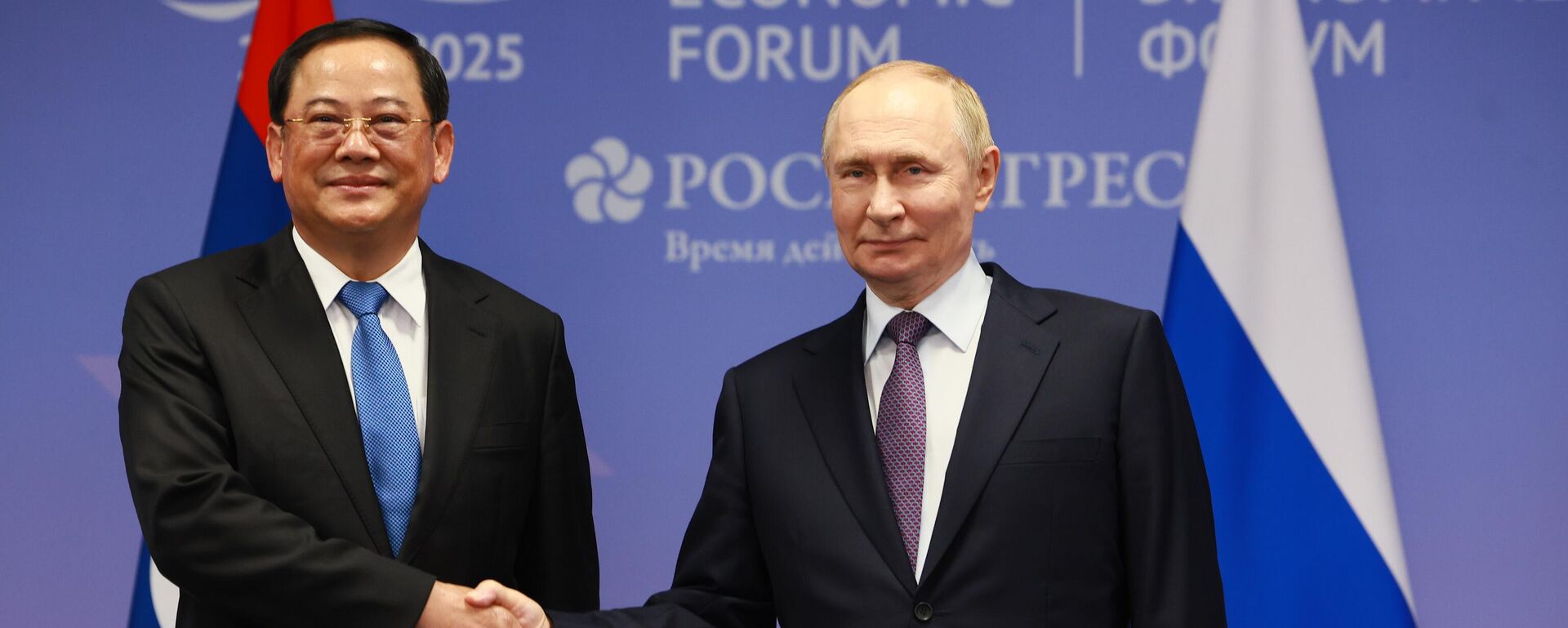 Премьер-министр Лаоса Сонесай Сипхандон  и президент РФ Владимир Путин на ВЭФ - Sputnik Казахстан, 1920, 06.09.2025