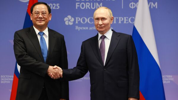 Премьер-министр Лаоса Сонесай Сипхандон  и президент РФ Владимир Путин на ВЭФ - Sputnik Казахстан