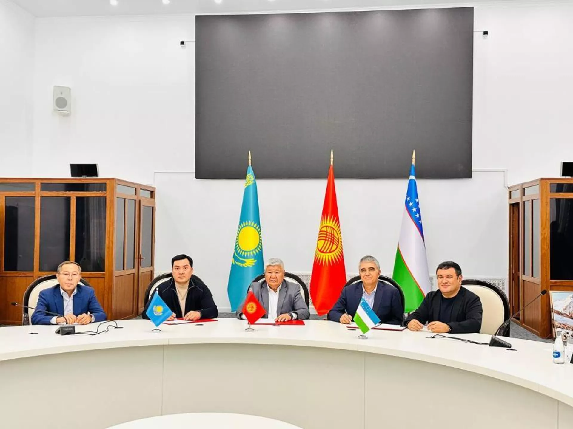 Trilateral meeting of energy and water management departments of Kazakhstan, Kyrgyzstan and Uzbekistan in Cholpon-Ata Trilateral meeting of energy and water management departments of Kazakhstan, Kyrgyzstan and Uzbekistan in Cholpon-Ata - Sputnik Kazakhstan, 1920, 09/08/2025