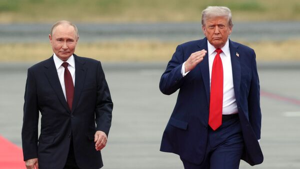 Президент РФ Владимир Путин и президент США Дональд Трамп во время встречи на военной базе Эльмендорф-Ричардсон на Аляске - Sputnik Казахстан