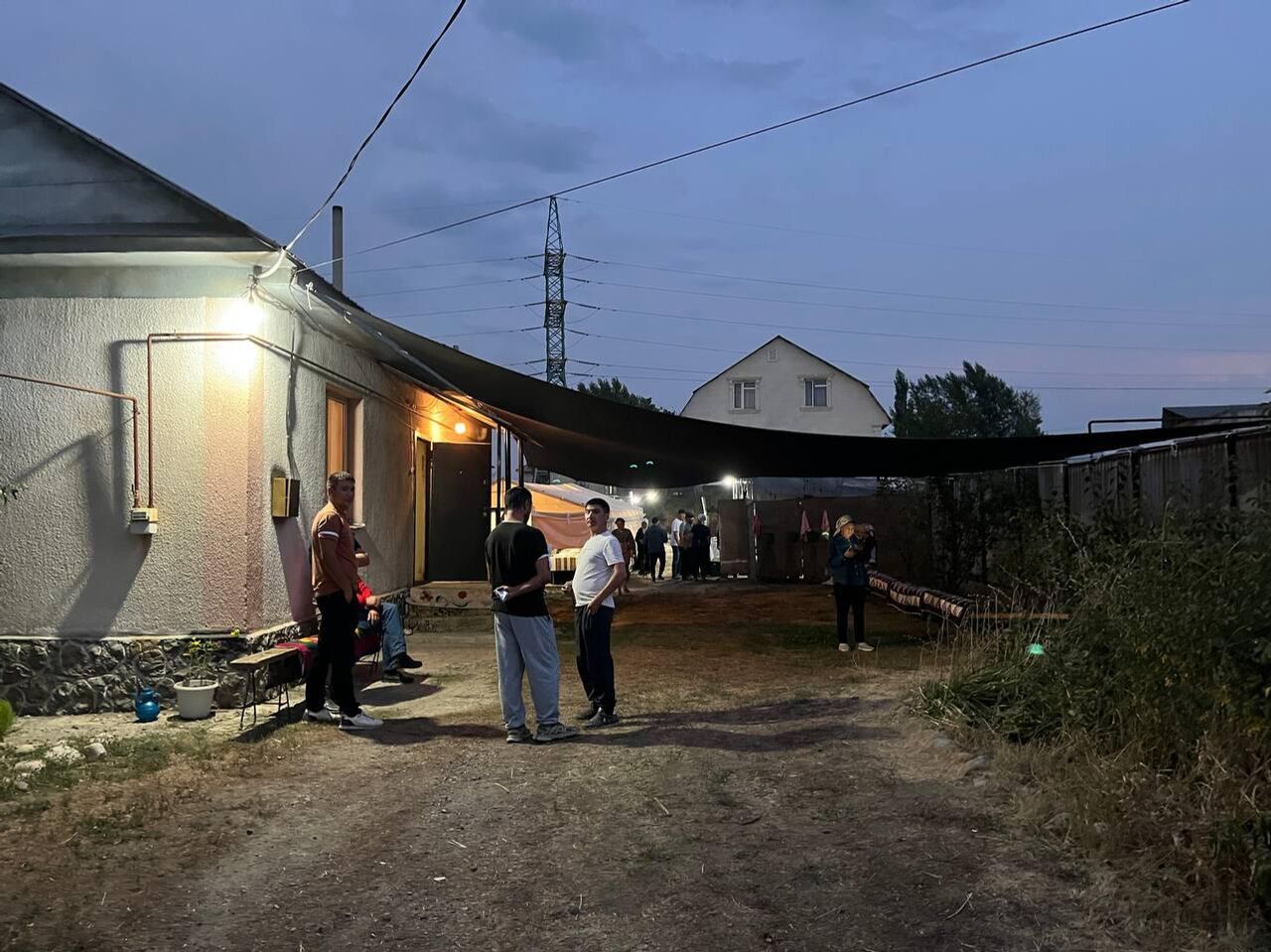 Үлкен құрбы қыздар бір типті бөліседі