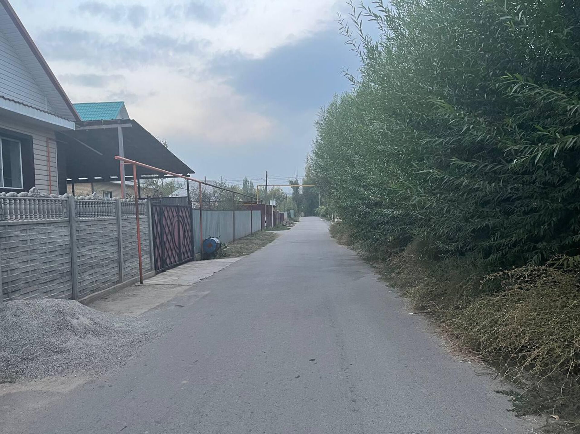 Дом и улица в селе, где произошла трагедия  - Sputnik Казахстан, 1920, 08.09.2025