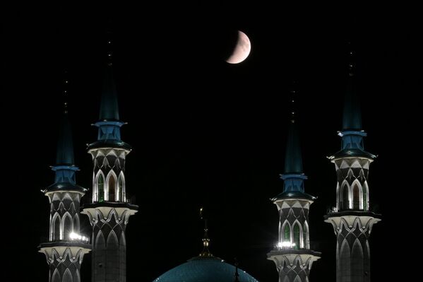 Луна во время затмения в Казани.  - Sputnik Казахстан