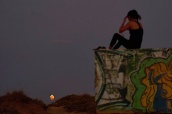Луна восходит перед лунным затмением в Хадере, Израиль. - Sputnik Казахстан